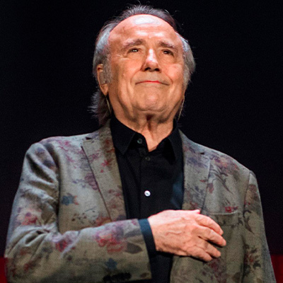 Fotografía promocional de Siempre Serrat tocando Serrat en Madrid