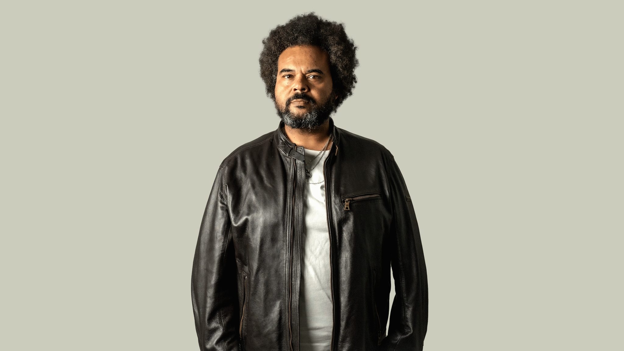 Fotografía promocional de Tardeo  15 de Marzo 2025 con Carlos Jean