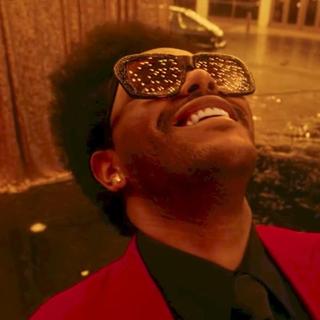 Miniatura The Weeknd Imagen del videoclip "Blinding Lights" de The Weeknd.