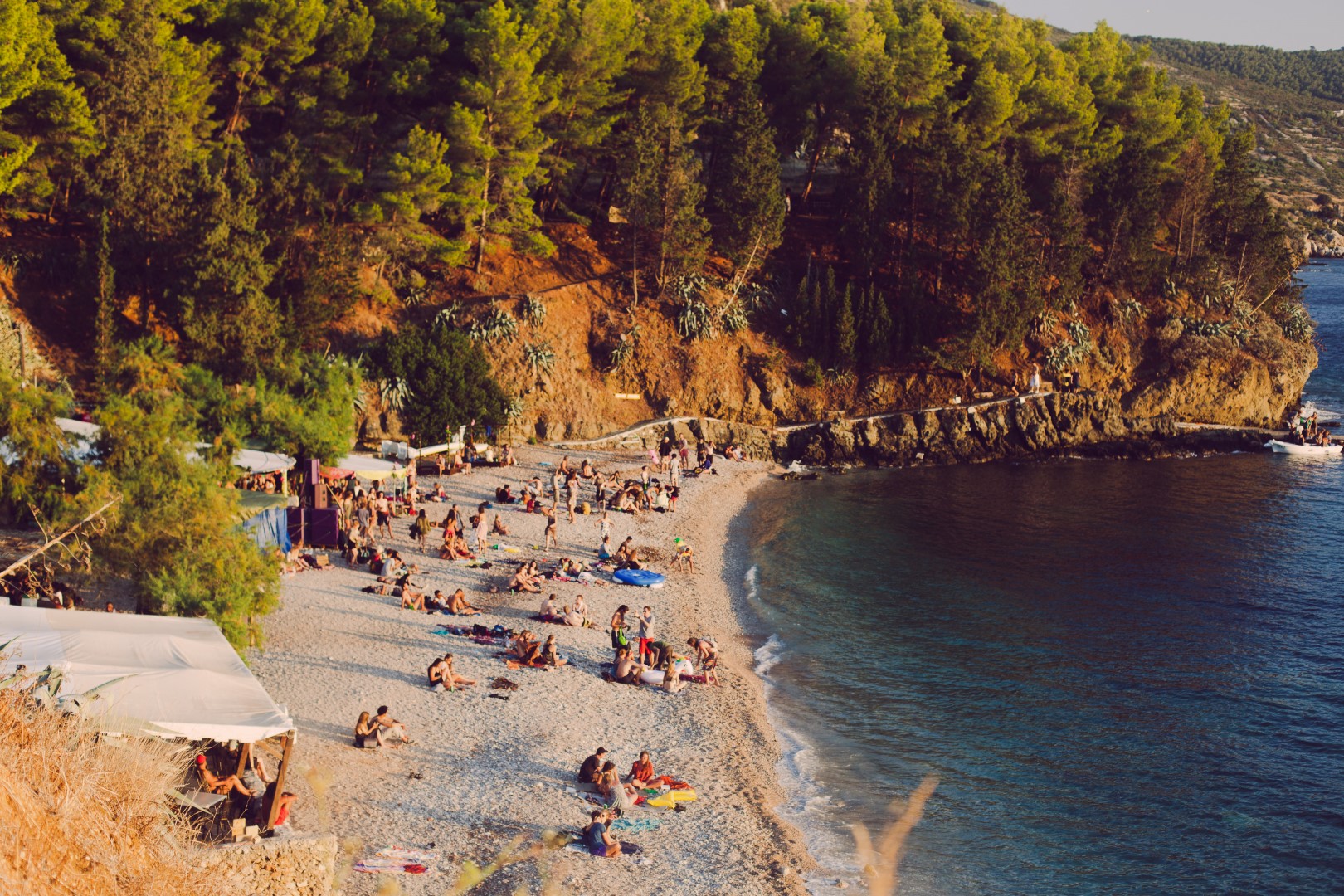 Bild von KOMIZA - VIS ISLAND CROATIA, Kamenice Beach LUNATIC BAR