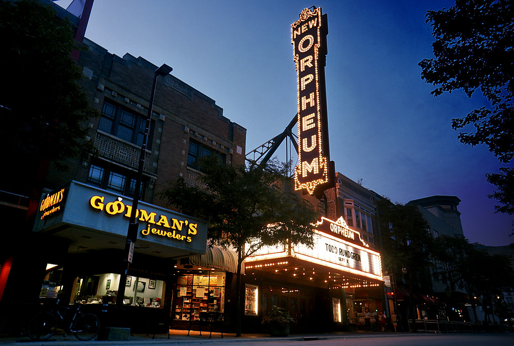 Promofoto von Concierto de Ronny Chieng en Madison.
