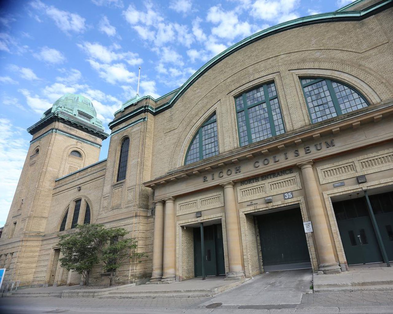 Promotional photograph of Concierto de Bini en Toronto.